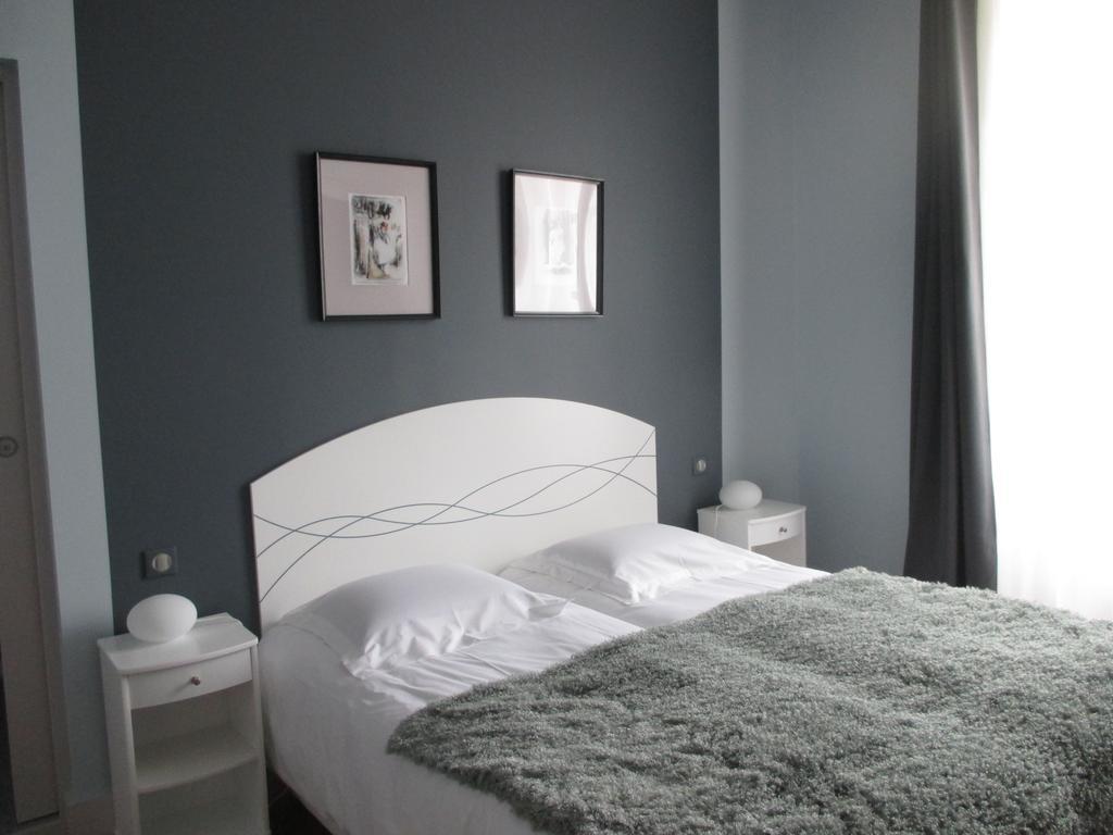 Hotel Le Saint Martin Sablé-sur-Sarthe الغرفة الصورة